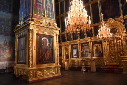 Москва. Интерьер Спасо-Преображенского собора Новоспасского монастыря.