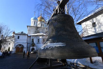 Москва. Колокол на территории   Новоспасского монастыря.