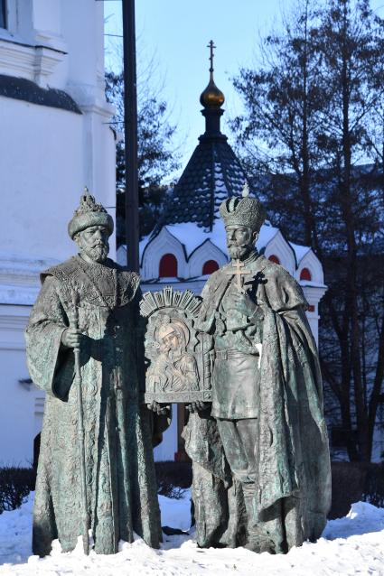 Москва. Памятник `Династия` на территории   Новоспасского монастыря.