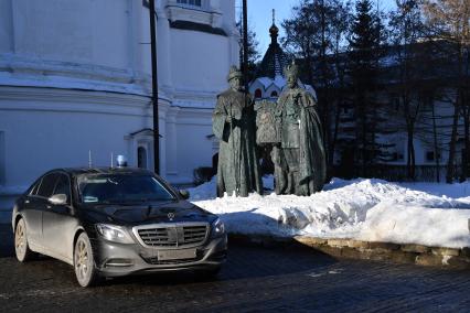 Москва. Памятник `Династия` на территории   Новоспасского монастыря.