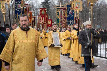 Санкт-Петербург.  Участники крестного хода около Исаакиевского собора.