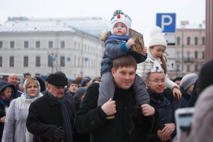 Санкт-Петербург.  Участники крестного хода около Исаакиевского собора.