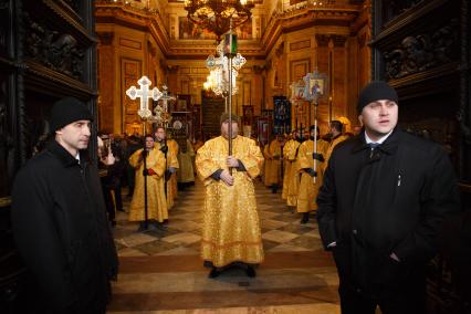 Санкт-Петербург. Верующие перед крестным ходом в Исаакиевском соборе.
