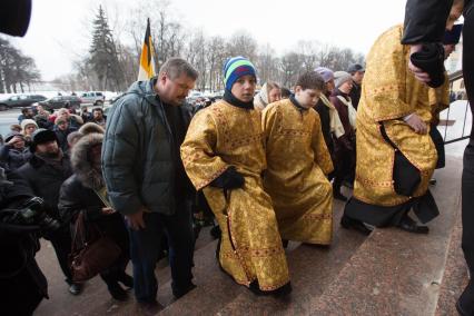 Санкт-Петербург.  Участники крестного хода около Исаакиевского собора.