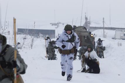 Башкирия. Сапеы со служебной  собакой на военном полигоне Алкино-2 во время специальных учений ко Дню инженерных войск.