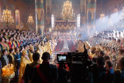 Санкт-Петербург. Актриса Ингеборга Дапкунайте (в центре)(исполнительница роли Марии Федоровны) во время съемок эпизода коронации в фильме Алексея Учителя `Матильда`.