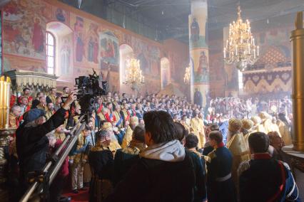 Санкт-Петербург. Оператор Юрий Клименко (слева) на съемке эпизода коронации императора Николая II в декорациях, воспроизводящих интерьер Успенского собора Московского Кремля, на съемках фильма Алексея Учителя `Матильда`.