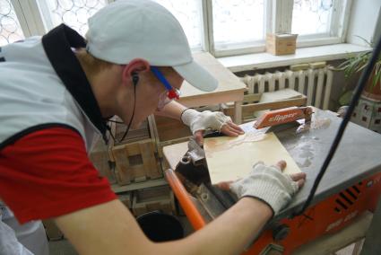 Екатеринбург. Участник конкурса рабочих профессий \'WorldSkills Молодые специалисты\' во время выполнения задания в компетенции \'Облицовка плиткой\'