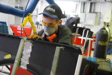 Екатеринбург. Участники конкурса рабочих профессий \'WorldSkills Молодые специалисты\' во время выполнения задания в компетенции \'Кузовной ремонт\'