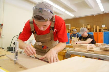 Екатеринбург. Участник конкурса рабочих профессий  \'WorldSkills Молодые специалисты\' во время выполнения задания в компетенции \'Столярное дело\'