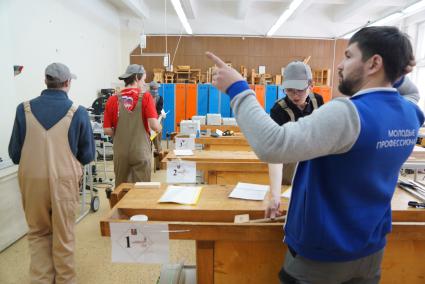 Екатеринбург. Участник конкурса рабочих профессий  \'WorldSkills Молодые специалисты\' во время выполнения задания в компетенции \'Столярное дело\'