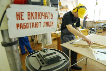 Екатеринбург. Участники конкурса рабочих профессий  \'WorldSkills Молодые специалисты\' во время выполнения задания в компетенции \'Столярное дело\'