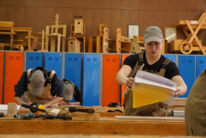 Екатеринбург. Участники конкурса рабочих профессий \'WorldSkills Молодые специалисты\' во время выполнения задания в компетенции \'Столярное дело\'