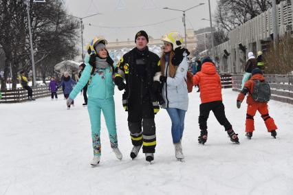 Москва. Участники  Всероссийского пожарно-спасательного флешмоба  на катке в парке Горького .