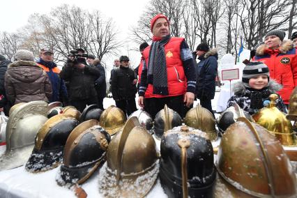 Москва. Министр МЧС России Владимир Пучков принял участие в флешмобе под девизом `МЧС России-за здоровый образ жизни` в парке Горького.