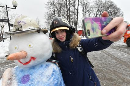 Москва. Участники Всероссийского пожарно-спасательного флешмоба на катке в парке Горького .