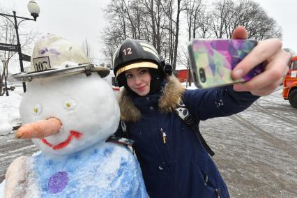 Москва. Участники  Всероссийского пожарно-спасательного флешмоба  на катке в парке Горького .