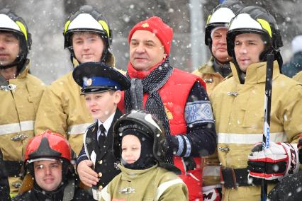 Москва. Министр МЧС России Владимир Пучков  (в центре) принял участие в флешмобе под девизом `МЧС России-за здоровый образ жизни` в парке Горького.