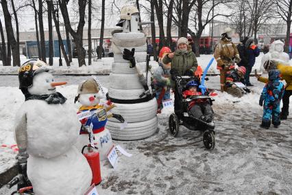 Москва. Женщина с коляской во время проведения   Всероссийского пожарно-спасательного флешмоба  на катке в парке Горького .