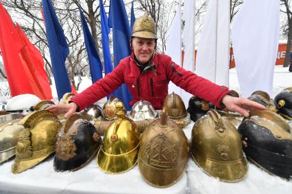 Москва. Выставка пожарных касок  разных лет ,показанная во время проведения флешмоба  в парке Горького.