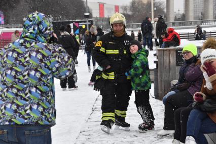 Москва. Участники  Всероссийского пожарно-спасательного флешмоба  на катке в парке Горького .