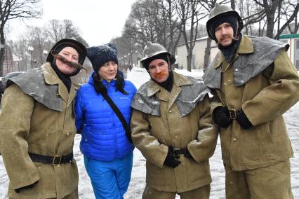 Москва. Девушка  позирует с участниками   Всероссийского пожарно-спасательного флешмоба  на катке в парке Горького .