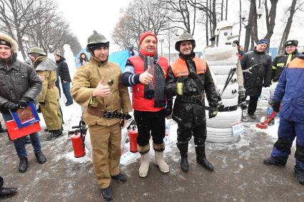 Москва. Министр МЧС России Владимир Пучков ( в центре) принял участие в флешмобе под девизом `МЧС России-за здоровый образ жизни` в парке Горького.