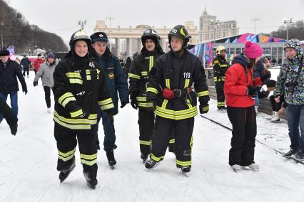 Москва. Участники  Всероссийского пожарно-спасательного флешмоба  на катке в парке Горького .