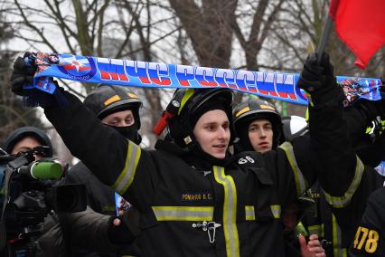 Москва. Участники  Всероссийского пожарно-спасательного флешмоба  на катке в парке Горького .