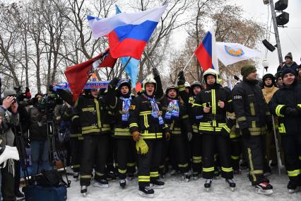 Москва. Участники  Всероссийского пожарно-спасательного флешмоба  на катке в парке Горького .