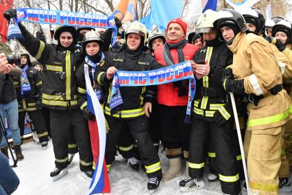 Москва. Министр МЧС России Владимир Пучков  ( в центре) принял участие в флешмобе под девизом `МЧС России-за здоровый образ жизни` в парке Горького.