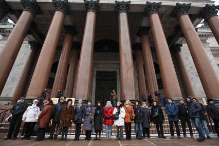 Санкт-Петербург. Участники  митинга около Исаакиевского собора.