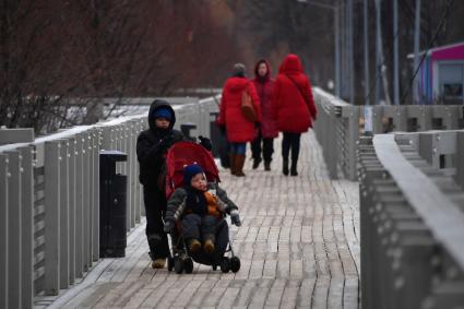 Москва.  Дети во время прогулки в Парке Горького.