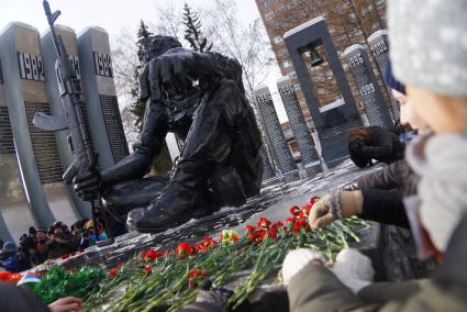 Екатеринбург. Церемония возложения цветов к мемориалу войнам-интернационалистам \"Черный тюльпан\", в день 28-й годовщины вывода Советских войск из Афганистана