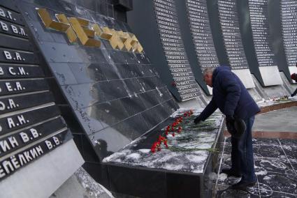 Екатеринбург. Церемония возложения цветов к мемориалу войнам-интернационалистам \"Черный тюльпан\" , в день 28-й годовщины вывода Советских войск из Афганистана