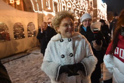 Москва.  Телеведущая Елена Малышева  во время показательных выступлений фигуристов на ГУМ-катке, приуроченных к празднованию 70-летия Т.Тарасовой.