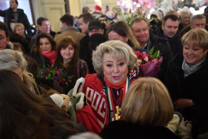 Москва. Тренер по фигурному катанию Татьяна Тарасова (в центре) во время пресс-конференции в ГУМе в день своего 70-летия.