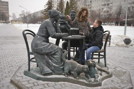 Тула. Молодые люди   в День святого Валентина  у  скульптуры `Чаепитие`.