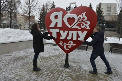 Тула. Молодые люди   в День святого Валентина  у  знака`Я люблю Тулу`.