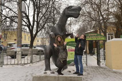 Тула. Молодые люди   в День святого Валентина  у памятника Динозавру.