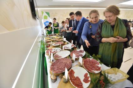 Москва. Посетители  знакомятся с ассортиментом продуктов питания  во время проведения Дней Тюменской области в Совете Федерации РФ.