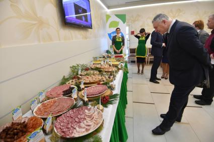 Москва. Посетители знакомятся с ассортиментом продуктов питания во время проведения Дней Тюменской области в Совете Федерации РФ.
