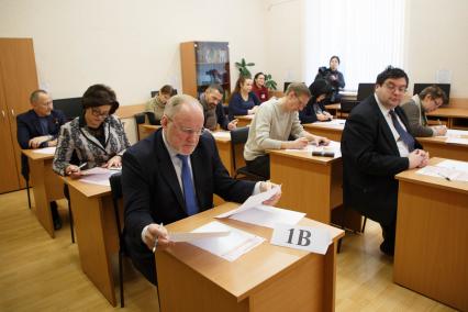 Санкт-Петербург. Вице-губернатор Санкт-Петербурга Владимир Кириллов  принял участие во Всероссийской акции `Единый день сдачи ЕГЭ родителями`.