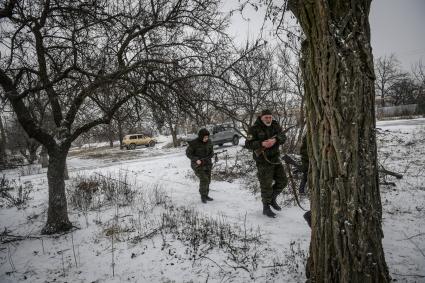 Украина, Донецк. Бойцы батальона ДНР под руководством майора Захара Прилепина на передовой линии обороны армии ДНР в селе Коминтерново.