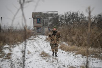 Украина, Донецкая область. Писатель, заместитель командира батальона армии ДНР майор Захар Прилепин на передовой линии обороны армии ДНР в селе Коминтерново.