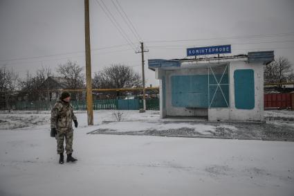 Украина, Донецк. Боец батальона ДНР под руководством майора Захара Прилепина на передовой линии обороны армии ДНР в селе Коминтерново.