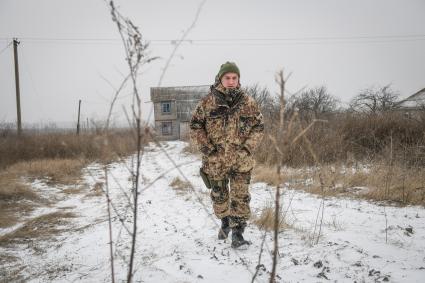 Украина, Донецкая область. Писатель, заместитель командира батальона армии ДНР майор Захар Прилепин на передовой линии обороны армии ДНР в селе Коминтерново.