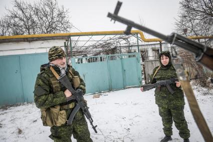 Украина, Донецк. Бойцы батальона ДНР под руководством майора Захара Прилепина на передовой линии обороны армии ДНР в селе Коминтерново.