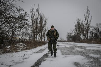 Украина, Донецк. Боец батальона ДНР под руководством майора Захара Прилепина на передовой линии обороны армии ДНР в селе Коминтерново.