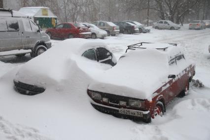 Нижний Новгород.  Занесенные снегом машины на одной из улиц города.